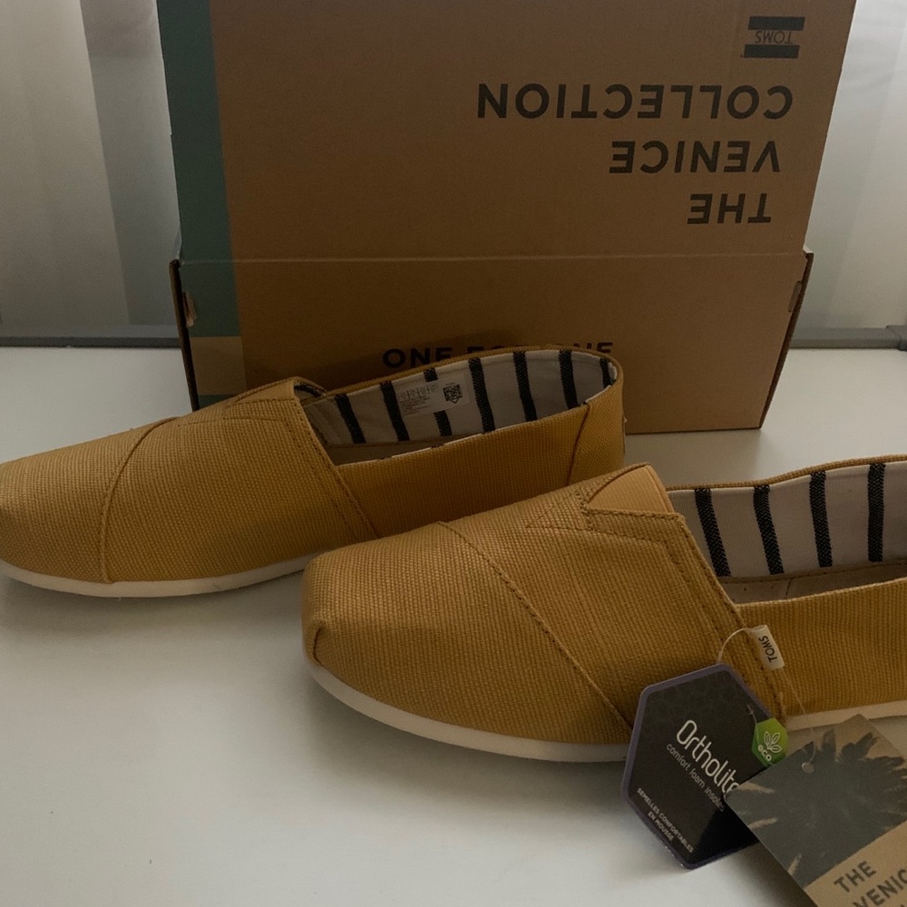 Men’s brand new Tom’s size 9